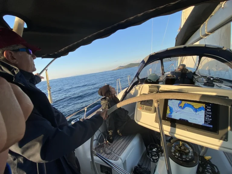 Explora-las-costas-gallegas-en-un-viaje-de-vela