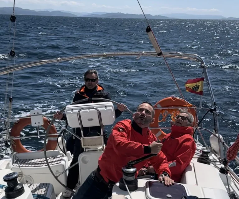 Explora-las-hermosas-rías-de-Galicia-con-un-curso-de-navegación-costera