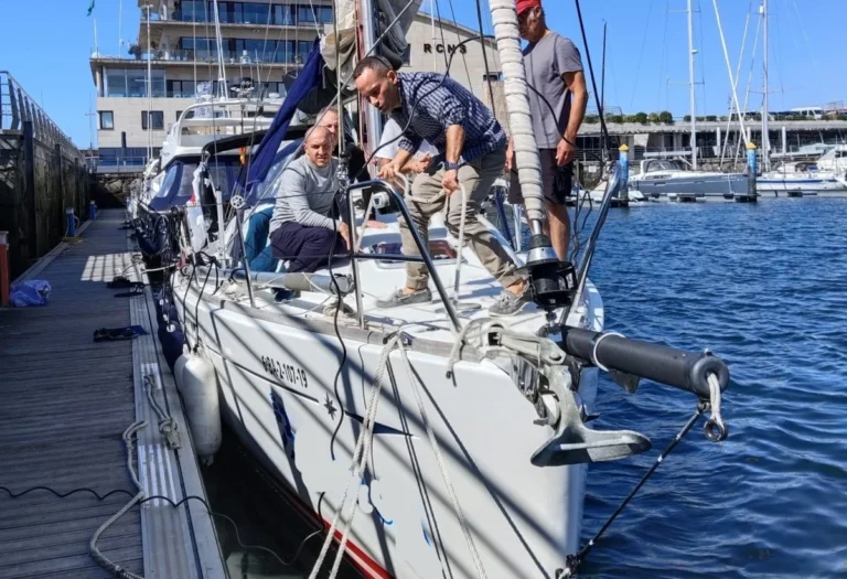 Vela-en-Galicia--curso-intensivo-y-aventura-en-el-mar (1)