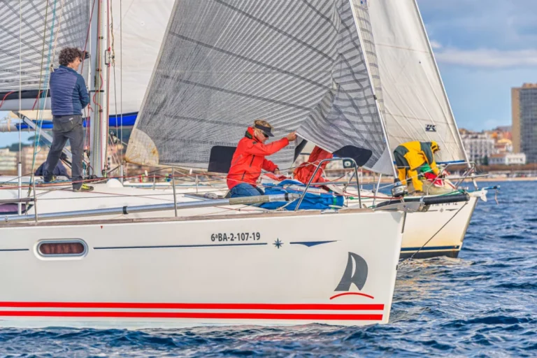 Vela-en-Galicia--curso-intensivo-y-aventura-en-el-mar