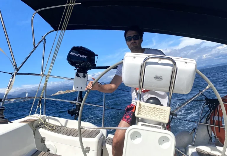Vive-una-aventura-en-el-mar-con-nuestros-cursos-de-vela-en-las-Rías-Baixas (1)